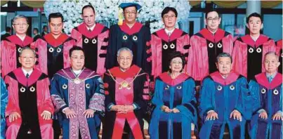  ??  ?? Dr Mahathir dan Dr Siti Hasmah bersama Dr Arthit pada majlis anugerah ijazah kedoktoran kehormat daripada Universiti Rangsit di Bangkok, semalam.