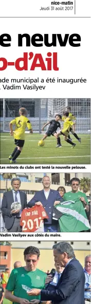  ??  ?? Les minots du clubs ont testé la nouvelle pelouse. Vadim Vasilyev aux côtés du maire. Le dirigeant belge s’est vu remettre un cadeau.