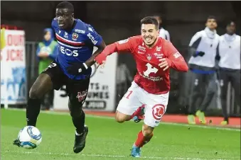  ??  ?? Nsoki et la majorité des jeunes Aiglons n’ont jamais réalisé un match plein cette saison. C’est le moment de briller face à la lanterne rouge. (Photo AFP)