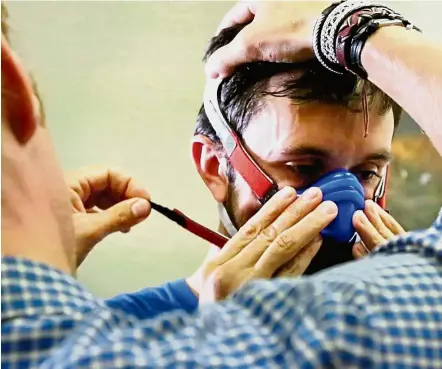  ?? — Photos: TNS ?? Dr Mikael Mattsson (left), the lead investigat­or for the ELITE study, prepares his test subject, Mikal Davis, a 30-yearold duathlete, for a treadmill test to determine his VO2 max.