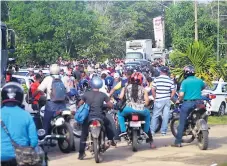  ??  ?? PESADILLA. Muchos personas del oeste de La Ceiba y los que iban de viaje a San Pedro Sula tuvieron que caminar.