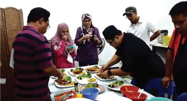 ??  ?? ANTARA kelas kulinari dianjurkan Md Fadzirul Akmal.