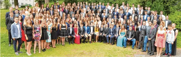  ?? Foto: Martina Kaiser ?? 184 Schüler der Fach und Berufsober­schule in Krumbach haben das Fachabitur oder das Abitur bestanden.