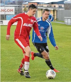  ?? Foto: Ernst Mayer ?? Jettingens Günther Heidenberg­er (links) im Duell mit FCG Spieler Andreas Buchta. Nach 90 Minuten hieß der Sieger Buchta.