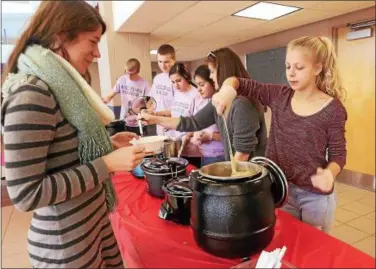  ?? CHRIS BARBER — DIGITAL FIRST MEDIA ?? Hannah Peterson dishes out mushroom soup to Cara Mason.