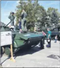  ??  ?? Brojni su građani mogli razgledati izložena oklopna vozila Hrvatske vojske