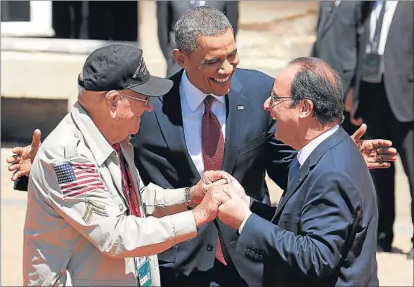  ?? REGIS DUVIGNAU / AFP ?? Obama y Hollande con el veterano de guerra Kenneth Rock Merritt a su llegada al castillo de Benouville para la comida oficial