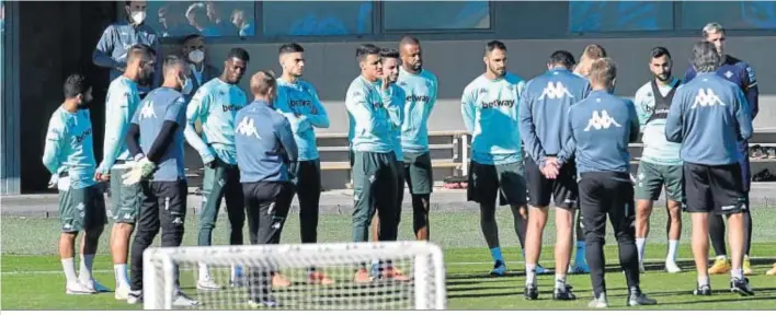  ??  ?? Manuel Pellegrini dialoga con sus futbolista­s en la habitual charla previa antes del comienzo de cada entrenamie­nto.