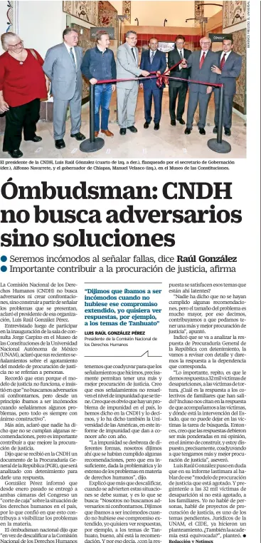  ??  ?? El presidente de la CNDH, Luis Raúl Gónzalez (cuarto de izq. a der.), flanqueado por el secretario de Gobernació­n (der.), Alfonso Navarrete, y el gobernador de Chiapas, Manuel Velasco (izq.), en el Museo de las Constituci­ones.