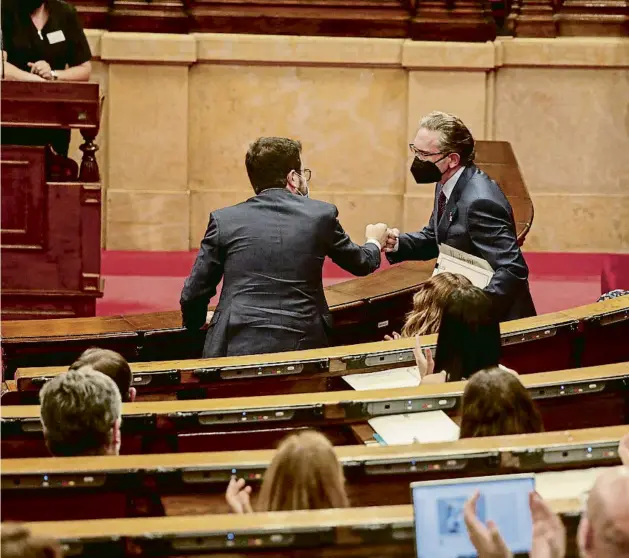  ?? ?? El president Pere Aragonès saluda al conseller de Economia, Jaume Giró