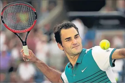  ?? CHARLES KRUPA / AP ?? Roger Federer manda una bola a la grada tras clasificar­se para los octavos de final
