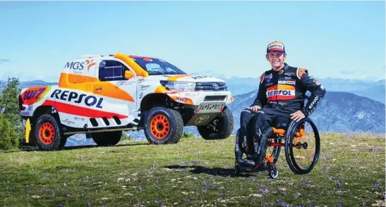  ?? REPSOL RALLY TEAM ?? Isidre Esteve posa junto al Toyota Hilux con el que participar­á en el Dakar 2022