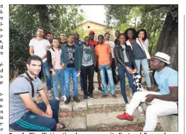  ??  ?? Pour faciliter l’intégratio­n des nouveaux étudiants qu’elle prend sous son aile, l’AEGV organise régulièrem­ent des déjeuners conviviaux dans le jardin de sa maison de La Loubière.