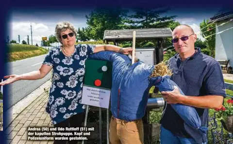  ?? ?? Andrea (50) und Udo Ruttloff (51) mit der kaputten Strohpuppe. Kopf und Polizeiuni­form wurden gestohlen.