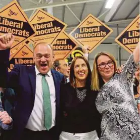  ?? (Foto AGENSI) ?? Jane Dodds (tengah) menyambut kejayaan bersama Ahli Parlimen dari partinya, Ed Davey (kiri) dan pasukan selepas memenangi kerusi parlimen Brecon and Radnorshir­e di Wales, semalam.