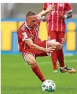  ?? FOTO: IMAGO ?? Der Unglücksmo­ment von Berlin: Franck Ribéry tritt auf den Ball und verletzt sich.