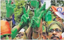  ?? ASHOK NATH DEY/ HT PHOTO ?? Trinamool Congress workers celebrate in Kolkata on Thursday.