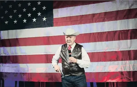  ?? SCOTT OLSON / AFP ?? Roy S. Moore sacó su pistola en el último mitin de las primarias republican­as de Alabama