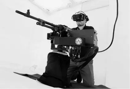  ?? RED HUBER/STAFF PHOTOGRAPH­ER ?? Paul Evensong, senior software engineer at Kratos, demonstrat­es a virtual reality military training simulator Monday in Orlando.