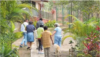  ?? Afp ?? La enfermera Laura Sánchez camina con un grupo de portadores de VIH en el refugio Casa Zulema en Valle de Ángeles.