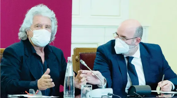  ??  ?? I vertici
Il fondatore e garante del Movimento 5 Stelle Beppe Grillo, 72 anni, con il capo politico reggente Vito Crimi, 48, che presto sarà sostituito da un collegio di «decisori» (Ansa)