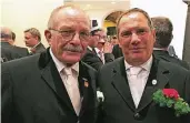  ?? FOTO: LUE- ?? Er ist zurück! Wolfgang Behmer – links Reiterchef Karl Reinartz – ist nach seinem schweren Reitunfall genesen.