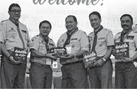  ?? JOHN PATRICK CORDOVERO/CIO TAGUM ?? MAYOR ALLAN L. RELLON turns over the post-activity report of the 6th Asean Scout Jamboree which contains the compilatio­n of what has transpired during the camp to the National Council.