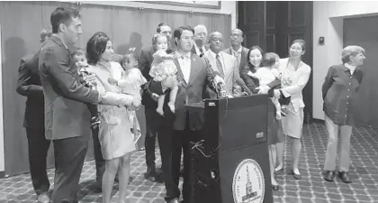  ?? YVONNE WENGER/BALTIMORE SUN ?? A majority of Baltimore’s City Council supports Councilman Isaac “Yitzy” Schleifer’s bill to require baby changing stations to be installed in more buildings. Schleifer addresses reporters Monday outside the council chambers with his 15-month-old...