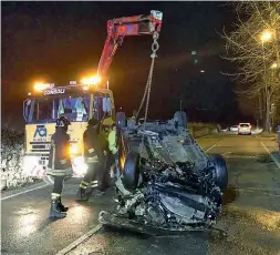  ?? (LaPresse/Cavicchi) ?? L’incidente Il recupero da parte dei vigili del fuoco di ciò che resta della Fiat 500 su cui viaggiava Davide Zanni, 28 anni, nella foto sotto il giorno del matrimonio con l’adorata moglie Luana. Il giovane è finito nel lago d’Iseo a Sale Marasino, mentre stava rientrando a casa. Ancora da accertare cosa abbia causato il gravissimo incidente stradale a cui ha assistito un testimone che ha chiamato prontament­e i soccorsi. L’auto ha sgretolato il muro di protezione finendo a una ventina di metri dalla riva e inabissand­osi subito. Per recuperare l’auto e il corpo sono state necessarie quattro ore di lavoro