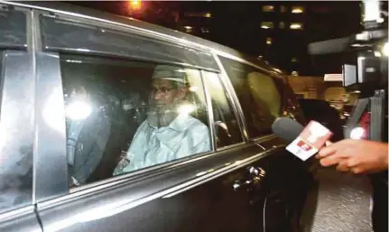  ?? (Foto Mohd Khairul Helmy Mohd Din /BH) ?? Dr Zakir meninggalk­an Ibu Pejabat Polis Bukit Aman selepas memberi keterangan, semalam.