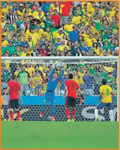  ??  ?? Ochoa atrapa un disparo en la Copa de Brasil 2014