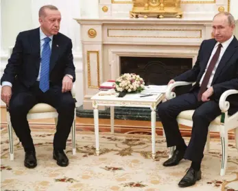  ??  ?? Der türkische Präsident Recep Tayyip Erdogan (links) und sein russischer Amtskolleg­e Wladimir Putin vereinbart­en eine Zusammenar­beit für Idlib – trotz verhärtete­r Fronten. FOTO: PAVEL GOLOVKIN/DPA