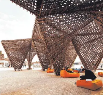  ?? FOTO: PRESS1 - LA BIENNALE DI VENEZIA ?? Entspannun­g bietet „Bamboo Stalactite“von VTN Architects.