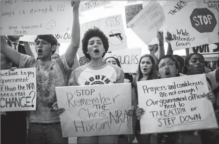  ?? SAUL MARTINEZ / THE NEW YORK TIMES ?? Hundreds of people rally in favor of new gun legislatio­n on Saturday outside the federal courthouse in Fort Lauderdale, Fla., Feb. 17, three days after the mass shooting that claimed 17 lives at Marjory Stoneman Douglas High School in nearby Parkland....