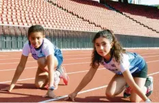  ?? Foto: dpa ?? Auf die Plätze, fertig, los! Shanaya (links) und Alessia trainieren beim Leichtathl­etikClub Zürich. Sie machen seit mehreren Jahren Leichtathl­etik.