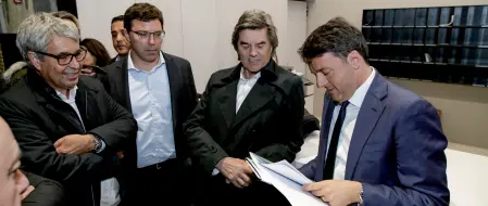  ??  ?? Sintonia L’incontro del segretario Renzi con gli imprendito­ri al parco tecnologic­o bolzanino europei hanno fatto riforme per ridurla. Dobbiamo farlo anche noi, altrimenti ci troveremo con una palla al piede. Mi trovo in piena sintonia con Renzi sul...