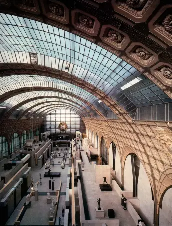  ??  ?? 1 1. LE MUSÉE D’ORSAY, ancienne gare métamorpho­sée par Gae Aulenti, a ouvert ses portes en 1986.
2. LA LAMPE PIPISTRELL­O, datant de 1965 (Martinelli Luce).