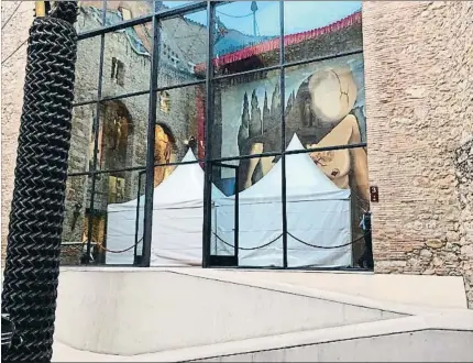  ?? FUNDACIÓ DALÍ ?? Un escenario de CSI. Dos carpas fueron instaladas bajo la cúpula del Teatre-Museu Dalí de Figueres; una se situaba encima de la cripta y la otra era el espacio reservado a los forenses