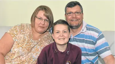  ?? Picture: George McLuskie. ?? Toby Etheridge, who is fighting leukaemia, with his mum Alison and dad Richie.