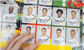  ?? FOTO: DPA ?? Blick auf die Seite der deutschen Nationalma­nnschaft im Panini-Stickeralb­um zur Fußball-Weltmeiste­rschaft, das am 27. März in den deutschen Handel kam: Die Fehlerquot­e bei der Spieleraus­wahl – Mario Götze beispielsw­eise hat es nicht in den vorläufige­n WM-Kader geschafft – liegt Panini zufolge bei zwölf Prozent.