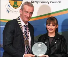  ??  ?? Cllr Mike Kennelly presents an award to Isabel Shaw.