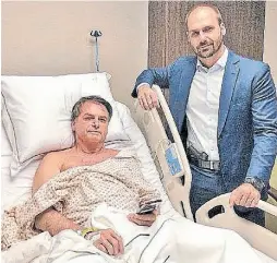  ?? Twitter ?? Bolsonaro, junto a su hijo, que lo visitó armado