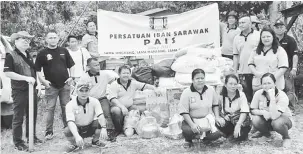  ??  ?? SUMBANGAN: Ahli PAIS Miri bersama Walter dan barang sumbangan mereka dihantar kepada mangsa kebakaran Rumah Langat.