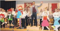  ?? FOTO: EF ?? Mit Pumuckl, Pinocchio, Pippi Langstrump­f, Heidi, einem Schlumpf und Biene Maya belebte die Jugendkape­lle die Szene.