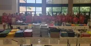  ?? KEITH REYNOLDS — THE MORNING JOURNAL FILE ?? Volunteers gather for a group photo Aug. 7 while filling backpacks at Lorain County Community College.