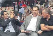  ?? FOTOS: INTIME ?? Ernesto Valverde, en la izquierda con José Antonio Pozanco y Jon Aspiazu, ganó tres Ligas y dos Copas en Olympiacos. La afición le adoraba y a veces iba a ver al equipo de basket en la Euroliga