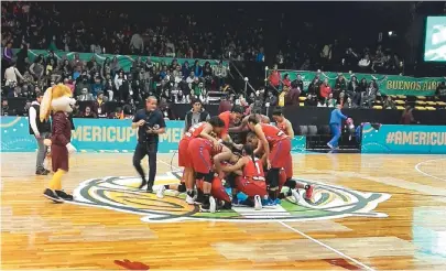  ??  ?? Porto Rico vence o Brasil, e jogadoras comemoram a classifica­ção inédita para o Mundial feminino de basquete