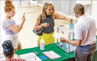  ?? ?? COMICIOS. Una persona emite su voto en un colegio electoral en Remire Montjoly, Guayana Francesa.