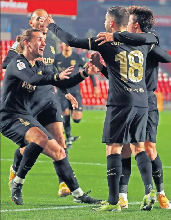  ??  ?? Griezmann, eufórico, celebra con Jordi Alba después de que Alba empatase el partido en el minuto 92.