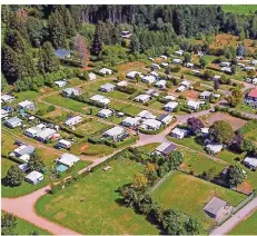  ?? FOTO: ROLF RUPPENTHAL ?? Eine Luftaufnah­me des Campingpla­tzes in Weiskirche­n.